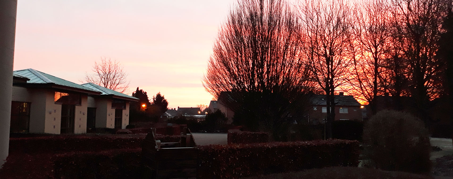 Gebouw bij zonsopgang